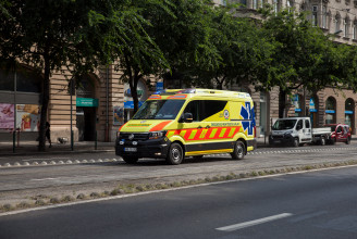 Mentőautó karambolozott a fővárosban, három mentős megsérült