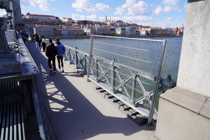 Már kint vannak a kordonok a Lánchídnál, amit hamarosan lezárnak a gyalogosok elől