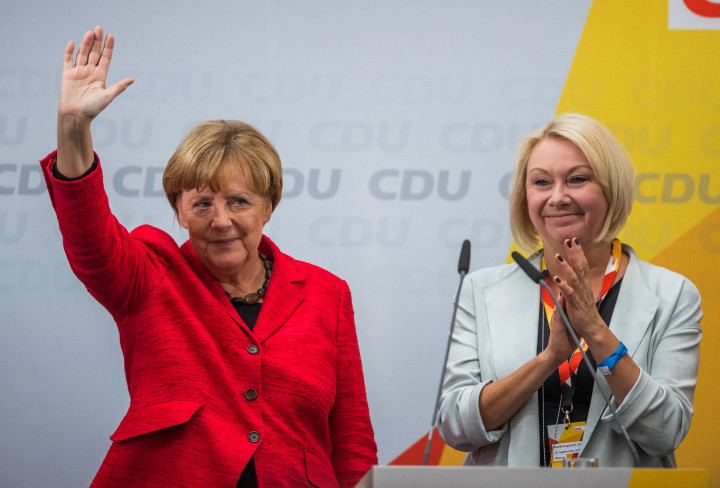 Angela Merkel kancellár mellett Karin Strenz, a CDU egyik korrupciógyanúval vádolt képviselője – Fotó: Jens Buttner / DPA via AFP