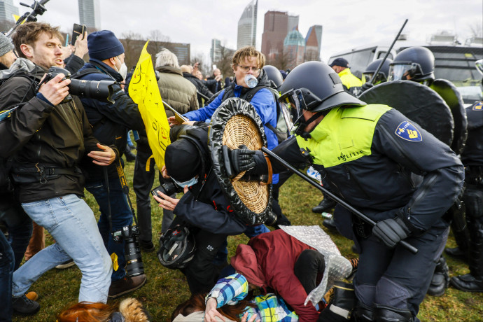 Vízágyúval oszlatta a lezárások ellen tüntetőket a holland rendőrség