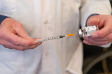 Több ország is felfüggesztette az AstraZeneca használatát, a gyártó szerint nem kockázatos a vakcinájuk