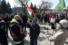 Több százan gyűltek össze a Mi Hazánk tüntetésén a Vigadónál, a Kossuth térre vonultak át