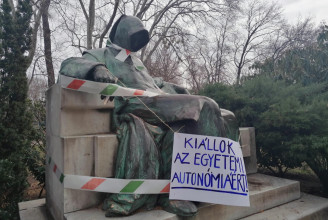 Köztéri szobrokat szalagoztak fel az egyetemi autonómiáért