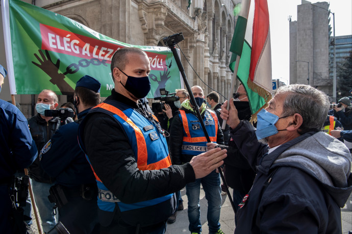 Közel 300 embert jelentett fel a rendőrség a Mi Hazánk március 15-i tüntetése miatt