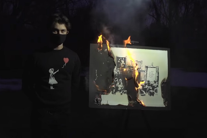 Banksy Morons című művének elégetése – Forrás: Burnt Banksy / rarible.com