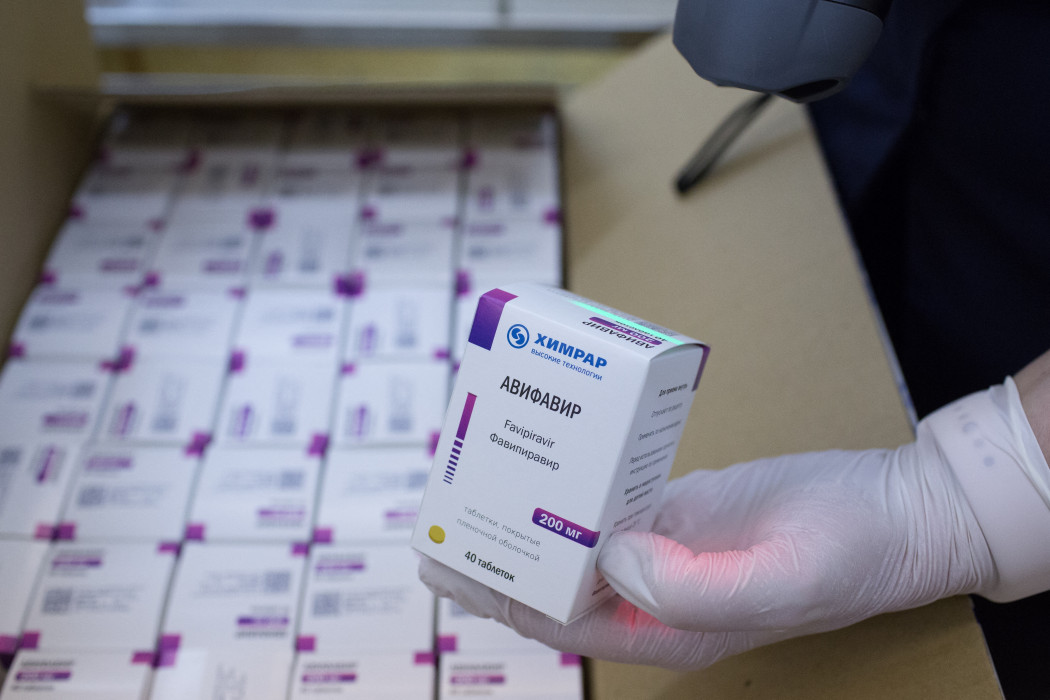 Favipiravir-tartalmú orosz gyógyszer egy oroszországi raktárban 2020 októberében – Fotó: Andrey Rudakov / Russian Direct Investment Fund / Sputnik / AFP