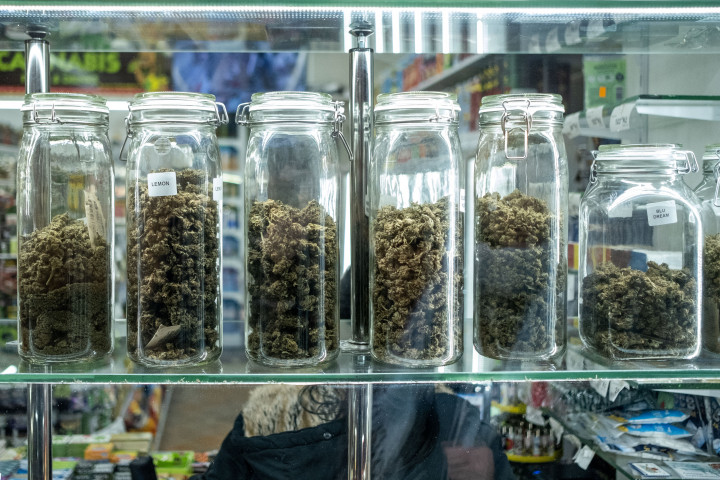 Orvosi kannabiszt árusító üzlet Prágában – Fotó: Martin Bertrand / Hans Lucas / AFP