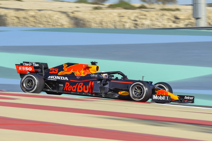 A tesztek alapján erősen világbajnoki esélyes Red Bull – Fotó: Mazen Mahdi / AFP