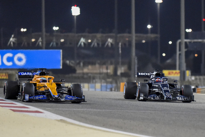 A 2021-es McLaren (b) és AlphaTauri egymás mellett Bahreinben – Fotó: Mazen Mahdi / AFP