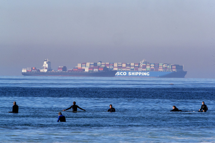 Los Angeles partjainál veszteglő konténerszállító hajó 2020 novemberében – Fotó: Allen J. Schaben / Los Angeles Times / Getty Images