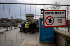 Lezárták gyalogosok elől a Lánchidat, kezdődik a felújítás