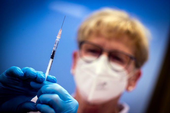 WHO: Az AstraZeneca-vakcinának még mindig több az előnye, mint a hátránya