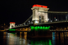 Magyarázatot vár a Fidesz, miért nem volt Budapest fellobogózva március 15-én, a főváros szerint kint voltak a zászlók