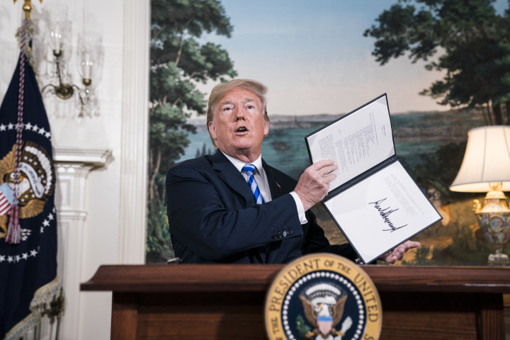 Donald Trump az iráni atomalku felmondásáról szóló elnöki rendelet aláírása után 2018 májusában – Fotó: Jabin Botsford / The Washington Post / Getty Images