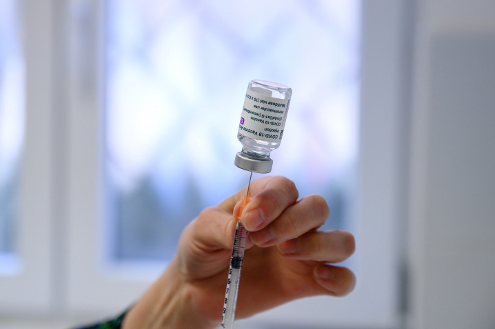 Egy háziorvos oltáshoz készíti elő az AstraZeneca koronavírus elleni vakcináját rendelőjében 2021. március 17-én – Fotó: Vasvári Tamás / MTI