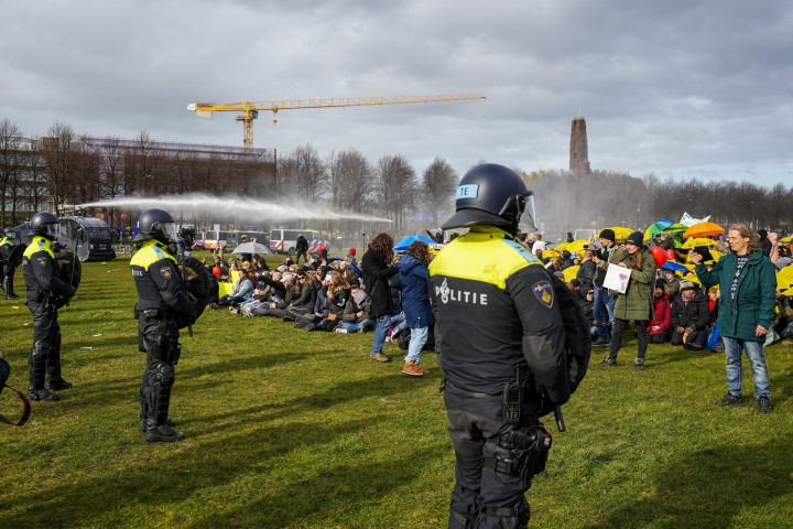 Vízágyúval oszlatnak fel egy tüntetést Hágában 2021. március 14-én – Fotó: Phil Nijhuis / ANP via AFP