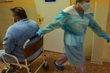 Csehországban és Szlovákiában csillapodni kezdett a járvány, itthon erre még várni kell