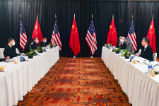 Kemény egymásnak feszüléssel indult az USA–Kína-csúcstalálkozó