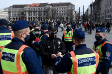 4,5 millió forint bírságot szabtak ki a március 15-i tüntetések szervezőire