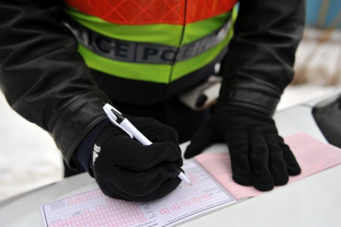 Milyen bírság járhat 2021-ben az elsőbbség meg nem adásáért? És a jogsi nélküli vezetésért? Itt a lista!