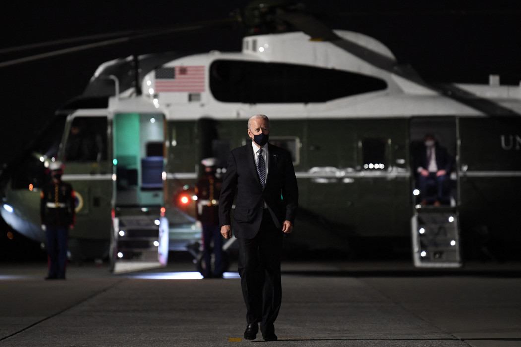 Joe Biden a háttérben a Marine One-nal, az elnöki helikopterrel 2021. március 19-én – Fotó: Eric Baradat / AFP