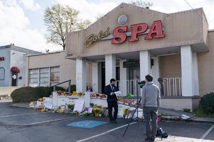 Virágok egy atlantai masszázsszalon előtt, ahol egy fegyveres férfi 2021. március 16-án lelőtt három ázsiai-amerikai nőt – Fotó: Megan Varner / Getty Images North America / Getty Images via AFP
