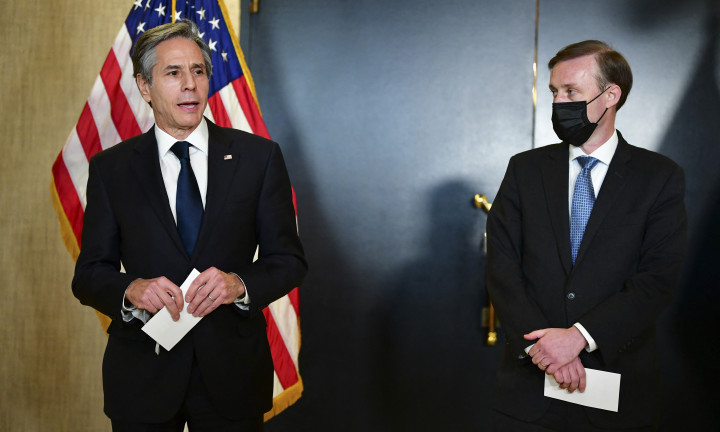 Antony Blinken amerikai külügyminiszter és Jake Sullivan nemzetbiztonsági főtanácsadó a tárgyalások után Anchorage-ban 2021. március 19-én – Fotó: Frederic J. Brown / POOL / AFP