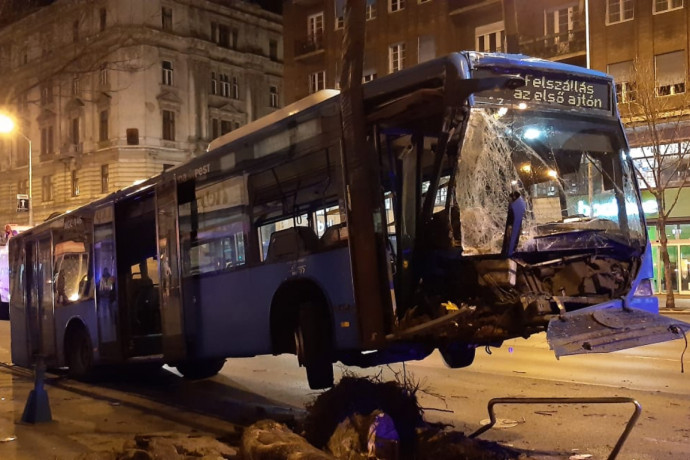 Letarolta a korlátokat, fát döntött ki egy busz hajnalban a Rákóczi úton