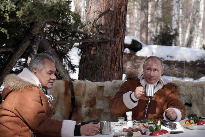 Szergej Sojgu és Vlagyimir Putyin zöldségeket és felvágottakat fogyasztanak, amihez teát isznak. Forrás: MTI – Kreml/Szputnyik/Pool/Alekszej Druzsinyin 