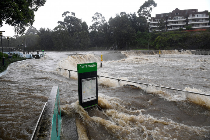 A heves esőzések miatt megáradt Parramatta folyó kilépett medréből Sydney Parramatta elővárosában 2021. március 20-án. – Fotó: MTI/EPA-AAP/Brendon Thorne