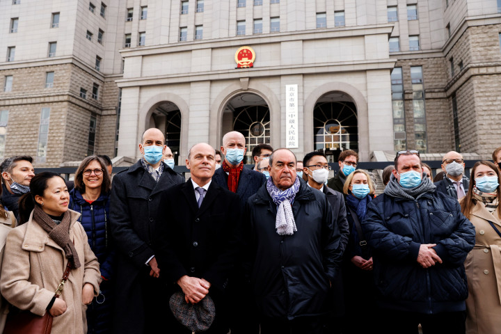 Külföldi diplomaták a pekingi bíróság épülete előtt – Fotó: Carlos Garcia Rawlins / Reuters