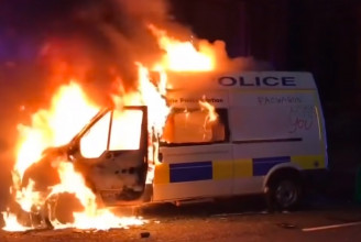 Autókat gyújtottak és rendőröket bántalmaztak tüntetők Bristolban