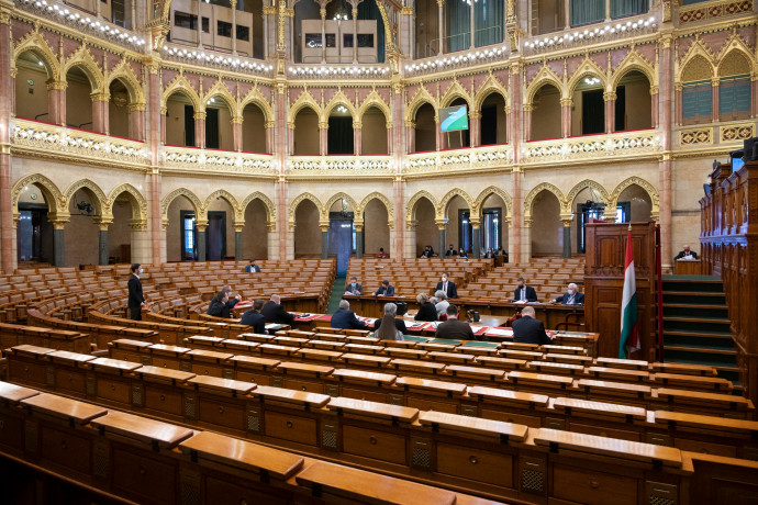 Menczer Tamás: A keleti vakcinák nélkül a béka feneke alatt lennénk