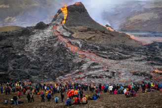 Ezrek zarándokoltak a hétvégén Izland kitört vulkánjához, amit hétfőre lezártak