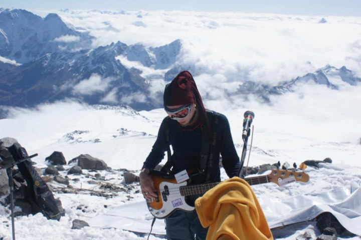 Hol máshol basszusgitározzon az ember, ha nem 4800 méter magasan?