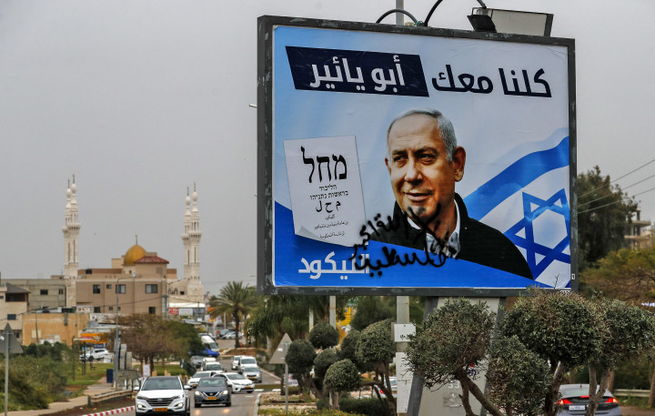 Arab választási plakát Netanjahuról Kfar városban 2021. március 22-én – Fotó: AHMAD GHARABLI / AFP