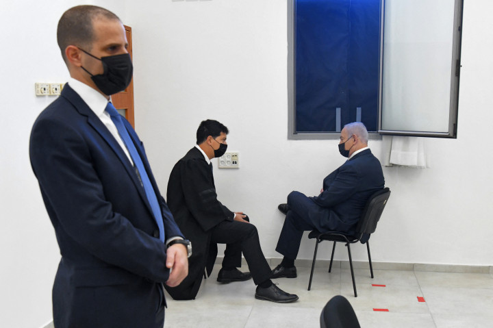 Netanjahu az ügyvédjével folytat megbeszélést 2021. február 8-i tárgyalása előtt – Fotó: Reuven Castro / POOL / AFP