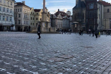 Közel 25 ezer keresztet festettek Prága főterére a koronavírus áldozatainak emlékére