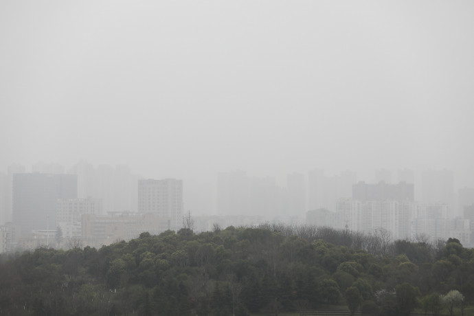 Szmog a kínai Vuhanban 2021 március 17-én – Fotó: Stringer / Imaginechina via AFP