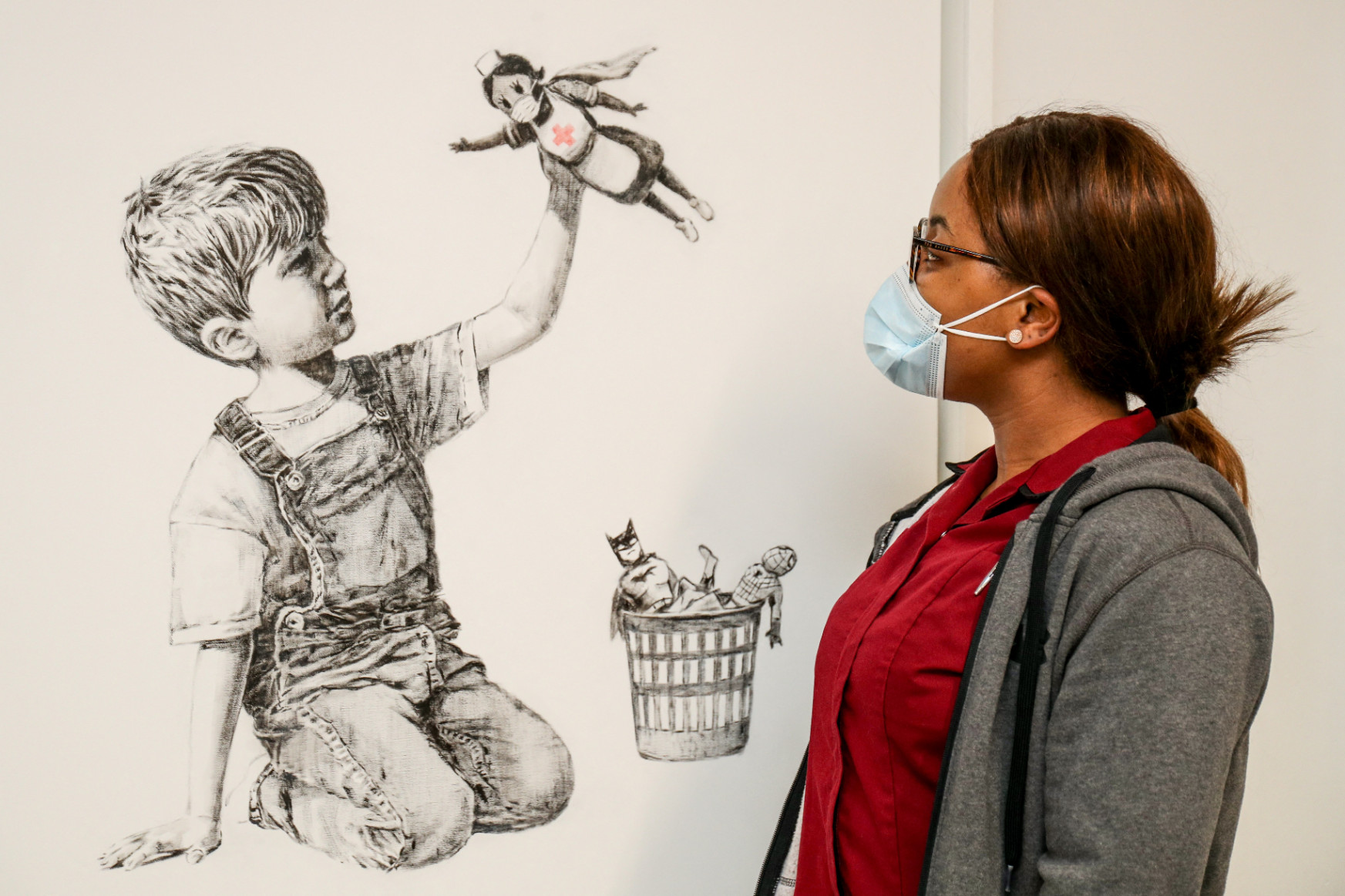 Banksy ezzel az egymilliárdos festménnyel támogatja a brit egészségügyet