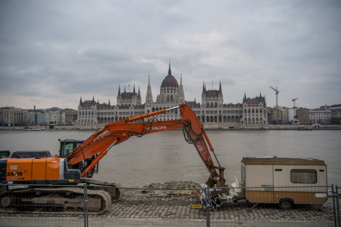 Munkagép a vizes-vb óriás-toronyugró építményének bontás alatt lévő talapzatánál a fővárosi Batthyány téren, 2018-ban – Fotó: Balogh Zoltán / MTI