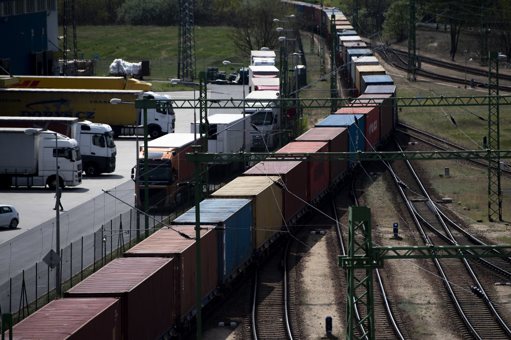 Egészségügyi védõfelszerelés-szállítmánnyal érkezett tehervonat a Rail Cargo Terminal – BILK Zrt. fõvárosi telephelyén 2020. április 27-én – Fotó: Illyés Tibor / MTI