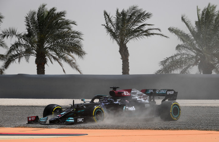 Lewis Hamilton a sóderágyban – Fotó: Clive Mason / Getty Images
