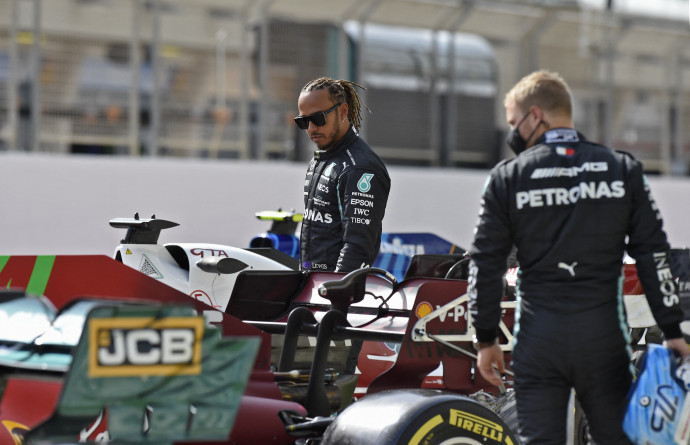 Lewis Hamilton és Valtteri Bottas vizsgálják a riválisok autóit – Fotó: Mazen Mahdi / AFP