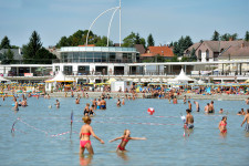 Strandháború Velencén: a polgármester megtiltotta, mégis bekerítik a szabadstrandot