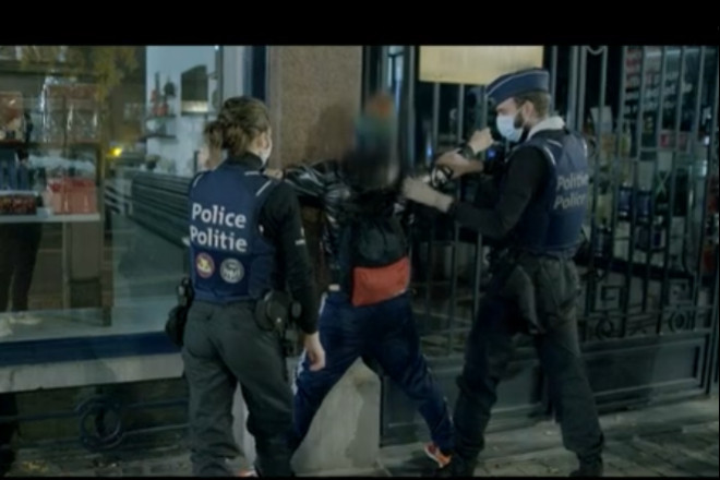 Egy tévéstáb pont ott volt, amikor Szájer Józsefet elkapták a rendőrök, most kiadták a videókat