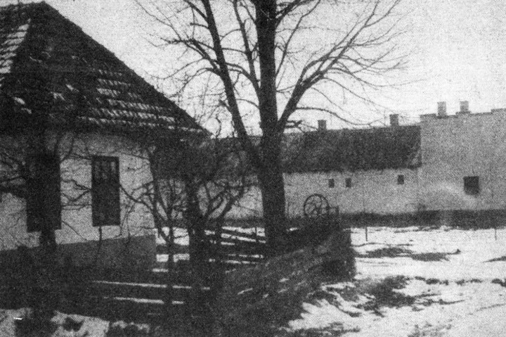 A falu szélén található házak között látható a kerítés – Forrás: A Hét 1992. április 18. (37. évfolyam, 16. szám) / Arcanum Digitális Tudománytár