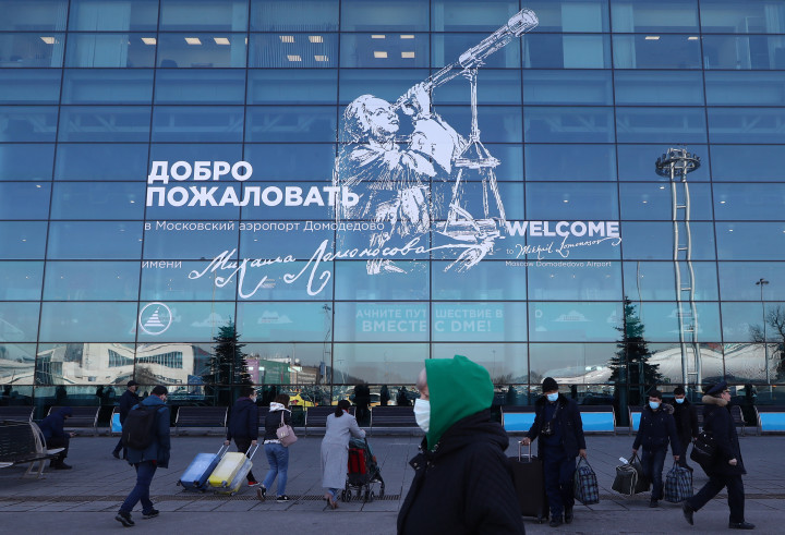 Utasok a Moszkva melletti domogyedovói nemzetközi repülőtér előtt – Fotó: Anton Novoderezhkin / TASS / Getty Images