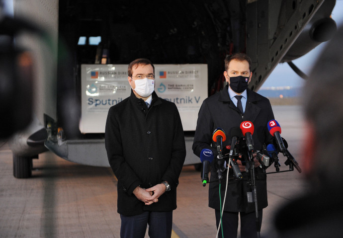 Marek Krajčí akkori egészségügyi miniszter, és Igor Matovič kormányfő a kassai repülőtéren tart sajtótájékoztatót 2021. március 1-én – Fotó: Peter Lazar / AFP