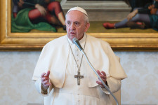 Elérte a válság a Vatikánt: csökkentik a bíborosok fizetését
